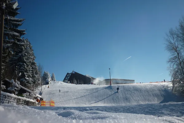 Das Bild zeigt den Skihang am Schiesshausberg in Schöneck beim IFA-Ferienpark bei schönstem Winterwetter.