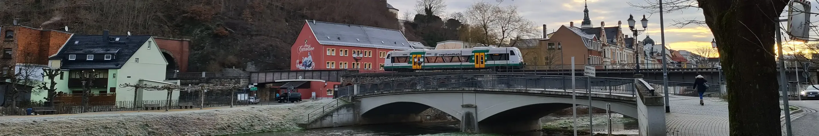 Die Vogtlandbahn fährt im Frühjahr über eine Brücke über die Weiße Elster in Greiz. Fotograf: K. Strauß