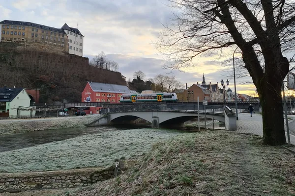 Die Vogtlandbahn fährt im Frühjahr über eine Brücke über die Weiße Elster in Greiz. Fotograf: K. Strauß