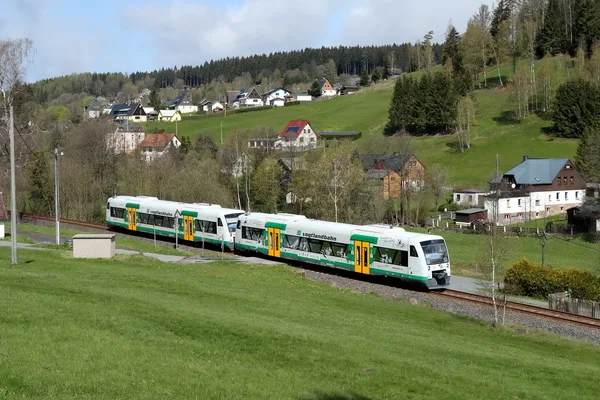 Die Vogtlandbahn fährt im Frühjahr als Doppeltraktion von Falkenstein nach Kraslice. Fotograf: Kevin Friedel