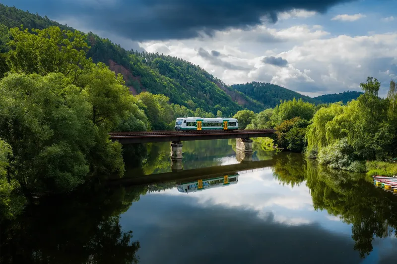 Die Vogtlandbahn auf einer Brücke über die Weiße Elster bei Wünschendorf. Fotograf Dennis Schmelz