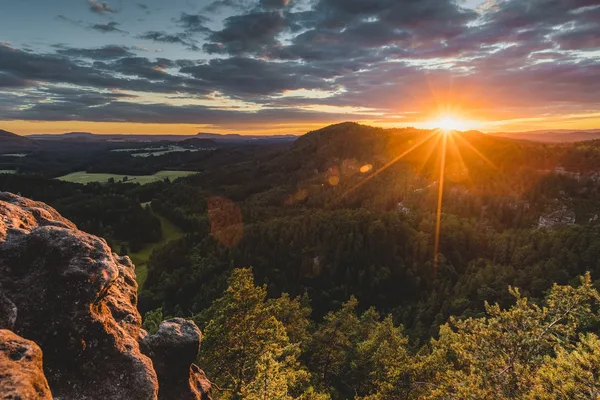 Dieses Bild zeigt eine Abendstimmung in der böhmischen Schweiz.