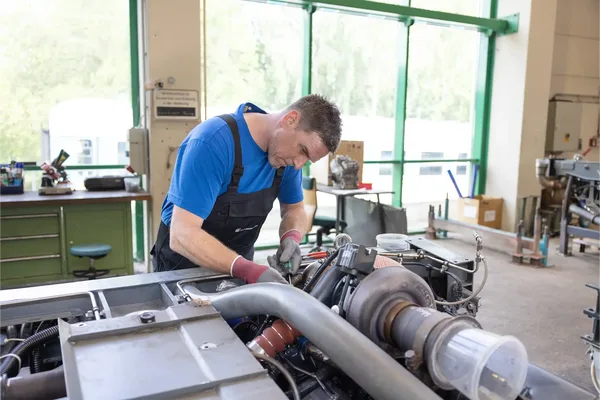Das Bild zeigt einen Werkstattmitarbeiter der Die Länderbahn GmbH DLB in der Werkstatt Neumark.