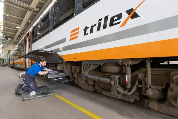 Das Bild zeigt einen Werkstattmitarbeiter der Die Länderbahn GmbH DLB in der Werkstatt Neumark.