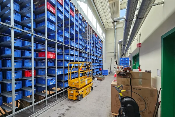 Das Bild zeigt das Lager der Die Länderbahn GmbH DLB in der Werkstatt Neumark.