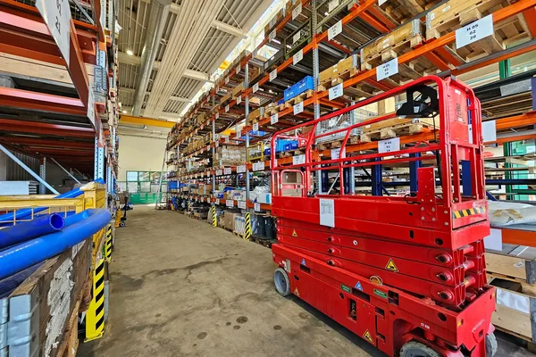 Das Bild zeigt das Lager der Die Länderbahn GmbH DLB in der Werkstatt Neumark.