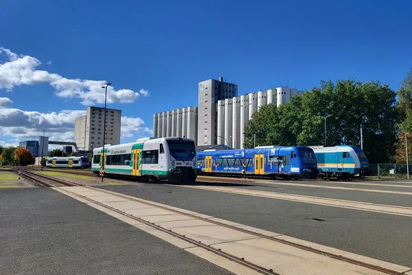 Das Bild zeigt mehrere Fahrzeuge im Gelände der Die Länderbahn GmbH DLB in Neumark.