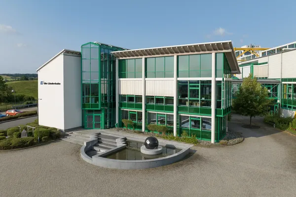 Das Bild zeigt die Vorderansicht des Bürogebäudes der Die Länderbahn GmbH DLB in Neumark.