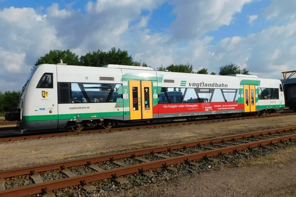 Das Bild zeigt einen Regio-Shuttle der vogtlandbahn mit der Beklebung zu 900 Jahre Plauen während des Festjahres im Jahr 2022.