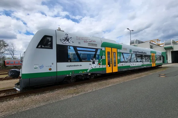 Das Bild zeigt einen Regio-Shuttle der vogtlandbahn mit der Beklebung zu eo.plauen.