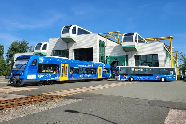 Das Bild zeigt einen Regio-Shuttle der vogtlandbahn mit Beklebung zum EgroNet.