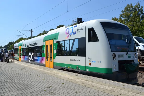 Das Bild zeigt einen Regio-Shuttle der vogtlandbahn mit der Beklebung zu 900 Jahre Zwickau im Jahr 2018.