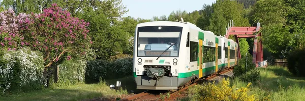 Das Bild zeigt einen Regio-Shuttle der Vogtlandbahn in Klingenthal kurz nach der Brücke.