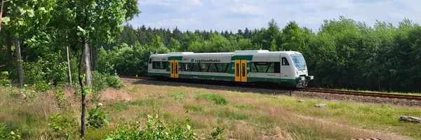 Die Vogtlandbahn in der Nähe von Treuen. Fotograf: K. Strauß