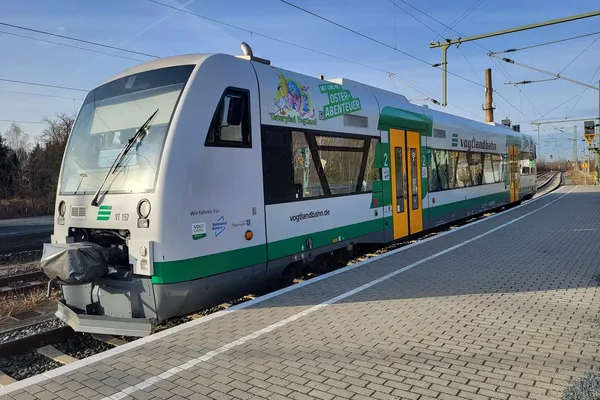 Das Bild zeigt einen Regio-Shuttle der vogtlandbahn mit dem Ostermotiv, welches während der Osterzeit auf den Vogtländischen Osterpfad hinweist.