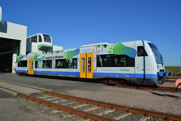Das Bild zeigt einen Regio-Shuttle der vogtlandbahn mit einer Beklebung zum Thema Voglar.