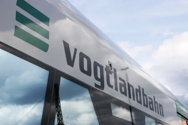 Schriftzug der vogtlandbahn am Triebwagen.