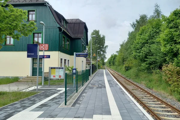 Das Bild zeigt den modernisierten Bahnhof Ellefeld im Vogtland.