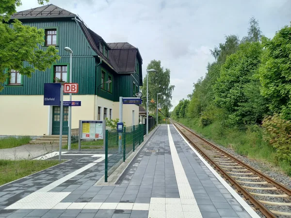 Das Bild zeigt den modernisierten Bahnhof Ellefeld im Vogtland.