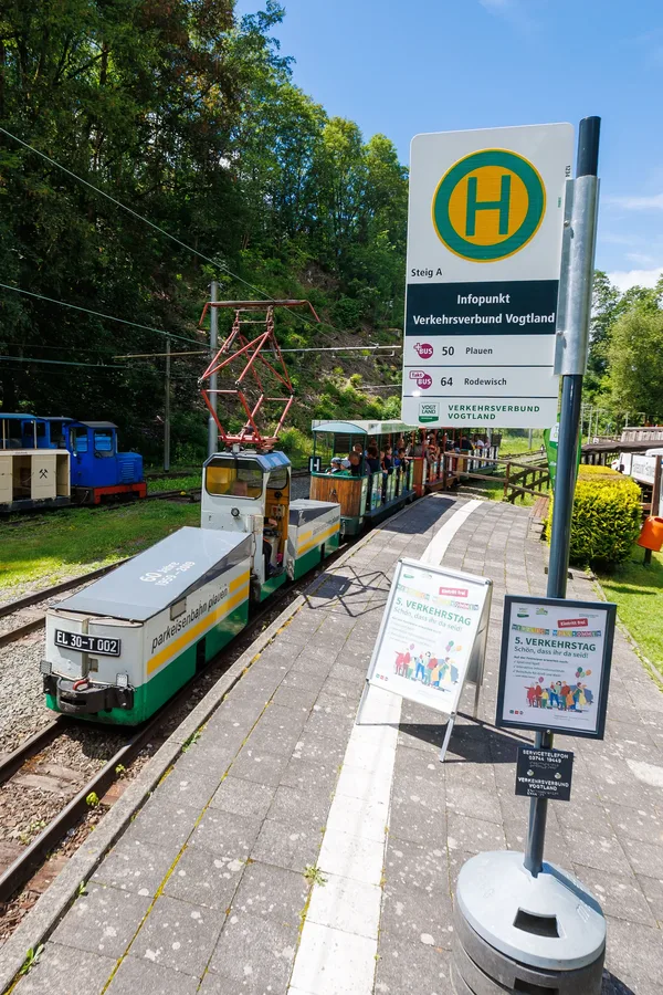 Haltestelle der Plauener Parkeisenbahn zum 5. Verkehrstag in der Syratalanlage.