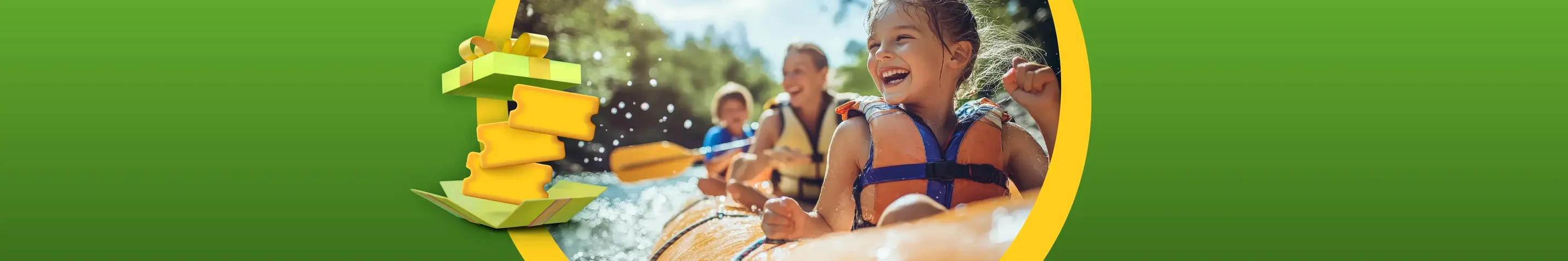 Eine Familie fährt mit einem Schlauchboot einen Fluss entlang.