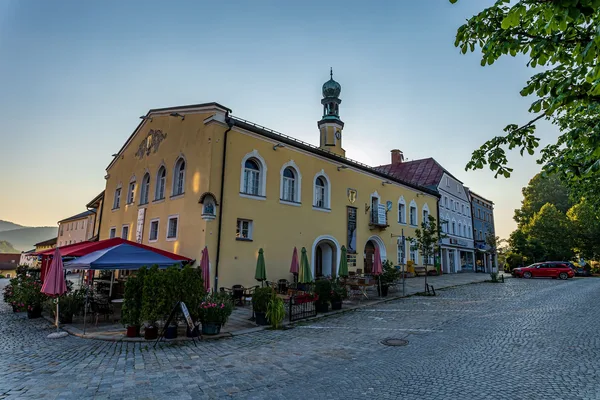 Blick auf das Gebäude des Alten Rathauses in Viechtach.