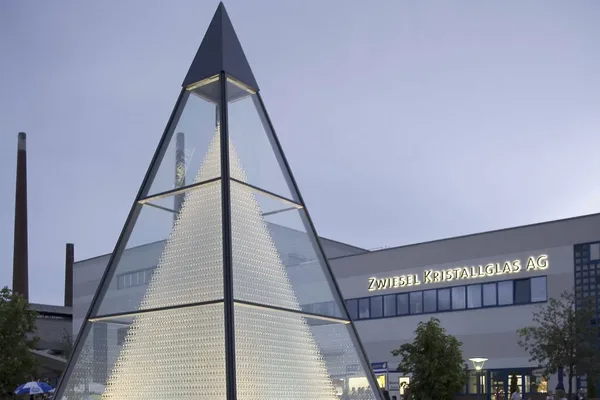 Eine Pyramide aus Glas vor der Fassade de Zwiesel Kristallglas AG.