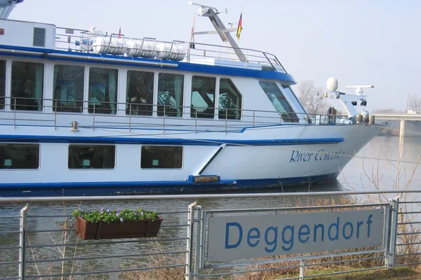 Die Schiffsanlegestelle, von der gerade ein Fluss-Kreuzfahrtschiff wegfährt.