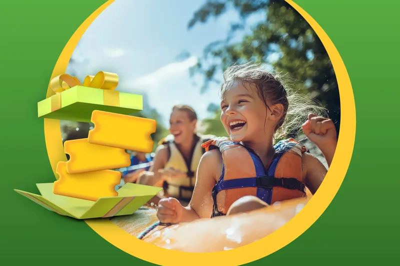 Eine Familie fährt mit einem Schlauchboot einen Fluss entlang.