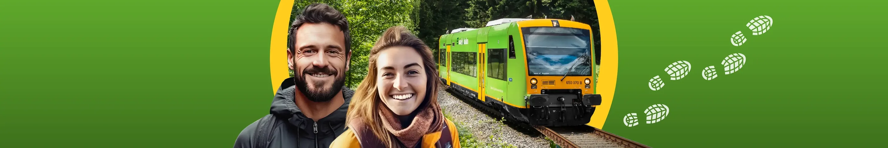 Zwei Personen in Wanderoutfit neben der waldbahn.