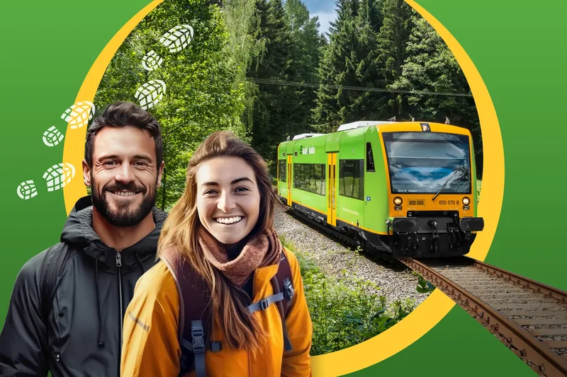 Zwei Personen in Wanderoutfit neben der waldbahn.