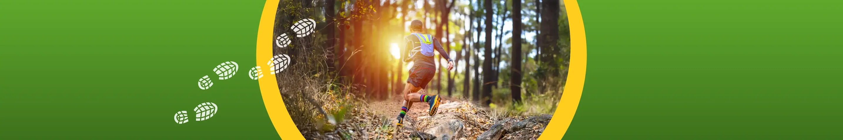 Eine Person joggt einen Waldweg entlang.