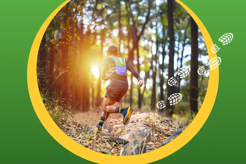 Eine Person joggt einen Waldweg entlang.