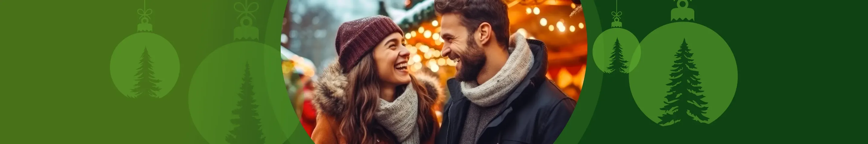 Zwei Personen lächeln sich an. Im Hintergrund ist ein Weihnachtsmarkt zu erkennen.