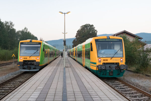 Bahnsteig Gotteszell mit 2 Waldbahn-Shuttlen