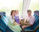 Mit dem Servus-Ticket reisende Familie.