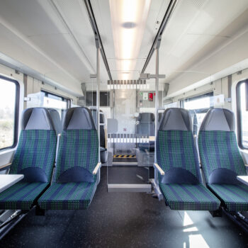 Auf dem Bild sehen Sie den Fahrgastbereich im Siemens Mireo mit Blick auf den Erste Klasse-Bereich.