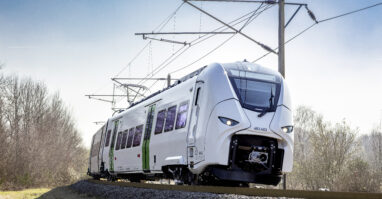 MDSB: Siemens Mireo_Fahrt Sie sehen auf diesem Bild den Siemens Mireo Zug von vorn während einer Fahrt. Im Hintergrund sind nicht belaubte Bäume.
