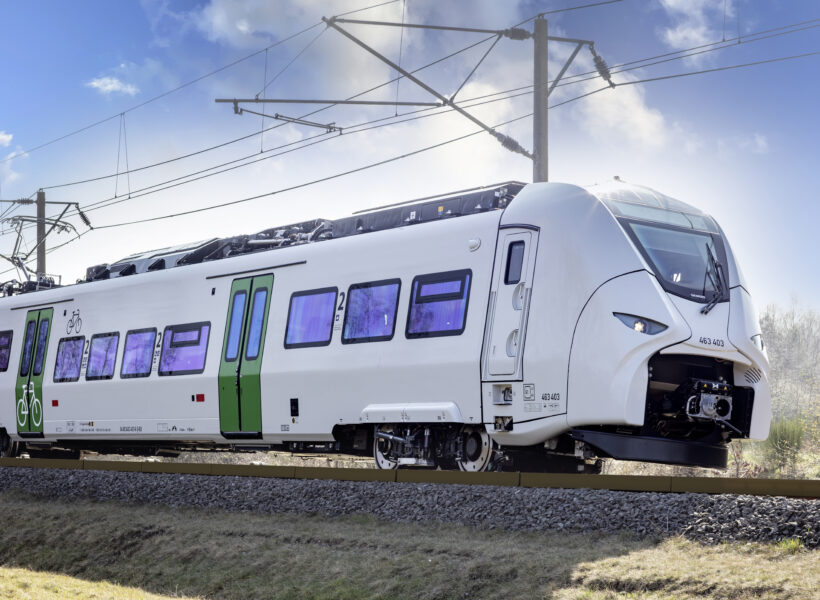 Sie sehen auf diesem Bild den Siemens Mireo-Zug während der Fahrt aus der seitlichen Perspektive.