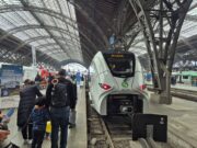 Gleis 17 am Hauptbahnhof Leipzig, Mireo-Zug, S-Bahn Mitteldeutschland, zahlreiche Besucher am Bahnsteig