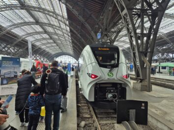 Gleis 17 am Hauptbahnhof Leipzig, Mireo-Zug, S-Bahn Mitteldeutschland, zahlreiche Besucher am Bahnsteig