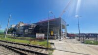 Das Bild zeigt den Werkshof der Länderbahn in Neumark. Zu sehen sind Baufahrzeuge und das sich im Bau befindliche Gebäude.