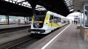 Triebwagen Polregio steht am Gleis im Bahnhof Görlitz