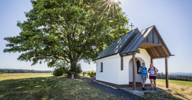 Hl Dreifaltigkeitsber mit Kapelle und Birnbeiml Muglhof Quelle Tourist Information Stadt Weiden i d O Pf Thomas Kujat Wanderung | Weiden