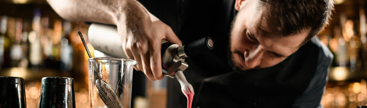 Barkeeper mixt Cocktails für eine gelungene Partynacht in Prag