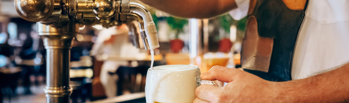 Frisch gezapftes Bier bei einer Kneipentour in Prag genießen