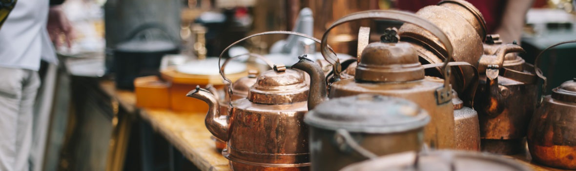 Antike Töpfe für Vintageliebhaber vom Trödelmarkt in Prag