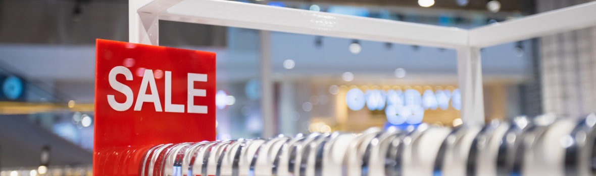 Kleidung mit Sale Schild in Prager Outles günstig shoppen