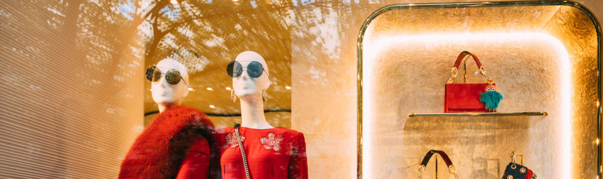Schaufenster in der Pariser Straße beim exklusiven Shoppen in Prag