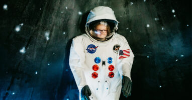 Dítě ve skafandru astronauta